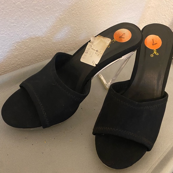 Size seven never worn - Picture 2 of 3